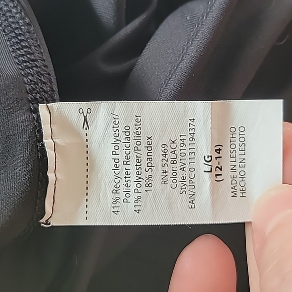 Black yoga pants that come to the knee. They have 2 side pockets - Picture 6 of 6